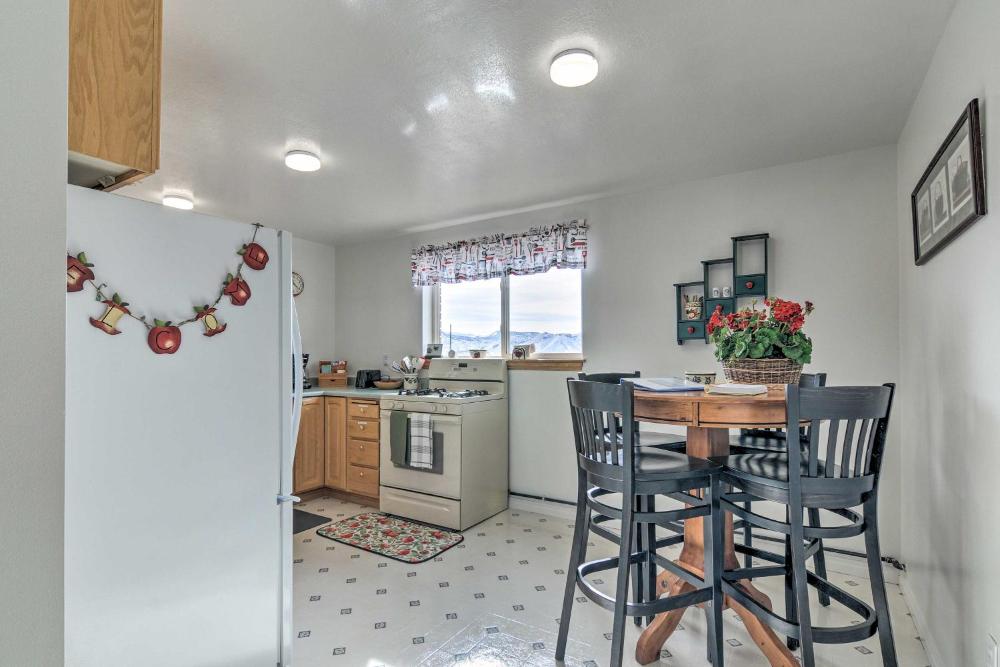 Pet-Friendly Aurora House with Mountain Views!